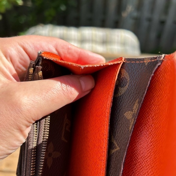 AUTHENTICATED Louis Vuitton  Emile Wallet - Picture 5 of 13